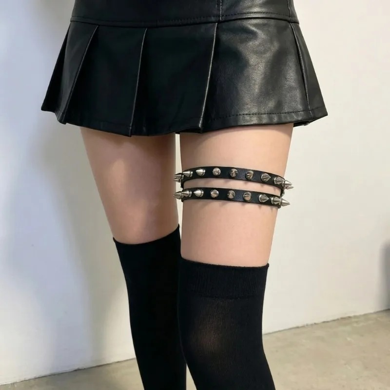 حزام فخذ نسائي بمسامير مخروطية - مراجعة Garter Belt Set وسعره